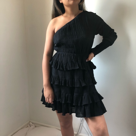 Hello Molly Black one sleeve ruffle dress - Picture 3 of 6